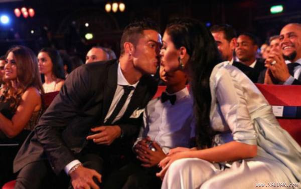  Ronaldo dẫn bạn gái mang bầu và con trai cả đến dự Gala trao giải “FIFA The Best 2017“ cho anh