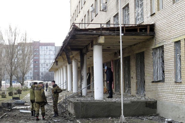 Separatistas pró-Rússia são vistos em frente a hospital em Donetsk que  segundo eles foi atingido por bomba nesta quarta-feira (4) (Foto: Maxim Sergeev/Reuters)