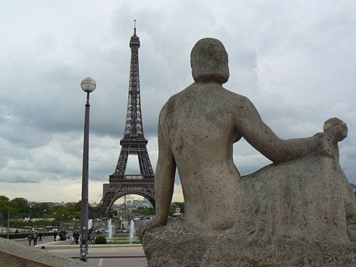 statue et tour eiffel.jpg