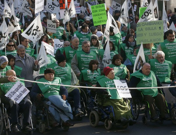 Milhares de pessoas com deficiência e suas famílias protestaram em Madri contra cortes de benefícios, unindo-se ao movimento de protestos contra as medidas de austeridade do governo. (Foto: Andrea Comas/Reuters)
