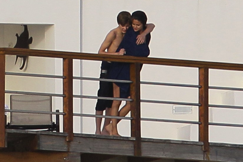 justin bieber kissing selena selena gomez and justin bieber kissing pictures. justin bieber kissing selena