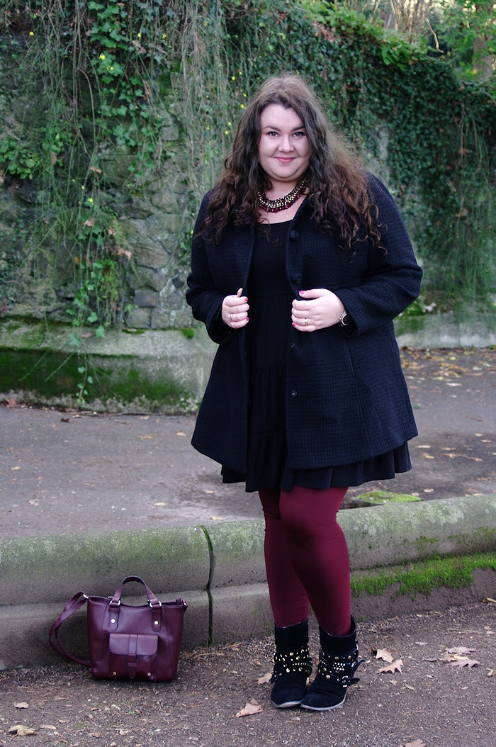 Große Größen Plus Size Fashion Blog burgundy maroon Bordeaux leggings curvy bib bag