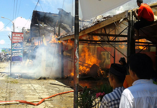 BREAKING NEWS: Kebakaran Hebat Landa Bone, 5 Rumah Ludes Terbakar