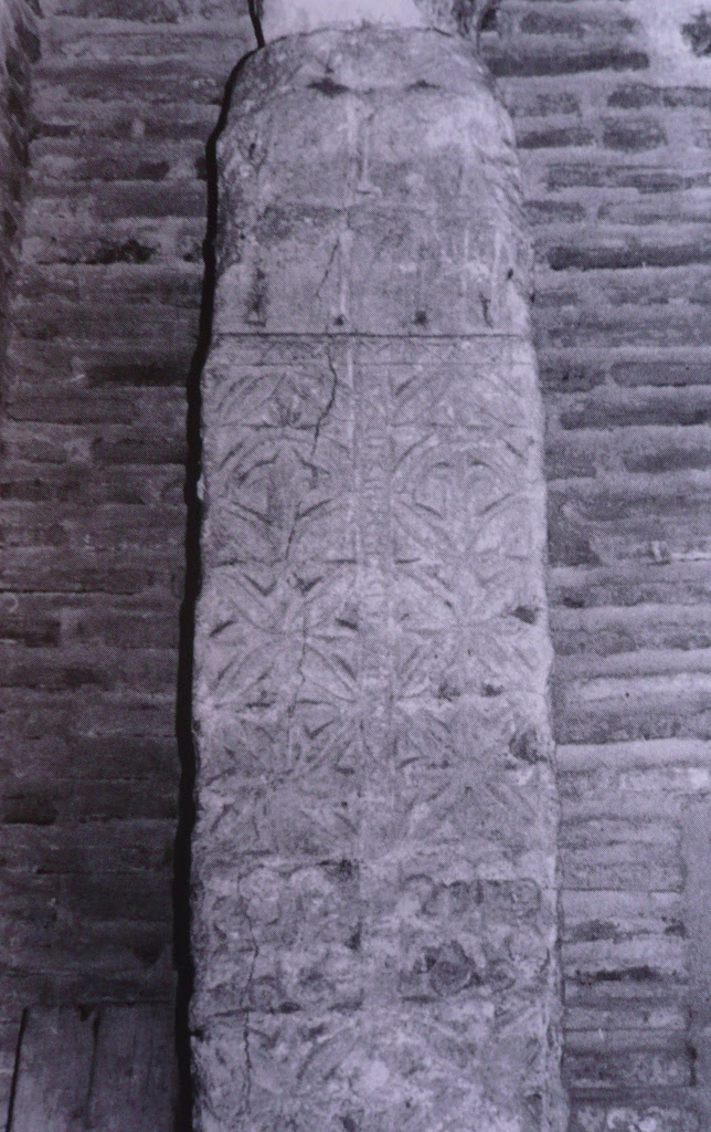 Pilastra visigótica descubierta en 1975 en la Iglesia de San Andrés