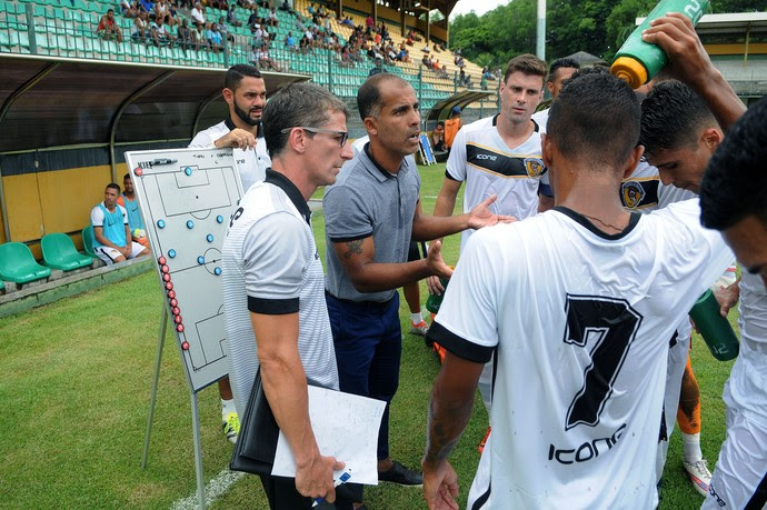 Felipe orienta os jogadores do Tigres-RJ (Foto: Alexandre Durão)