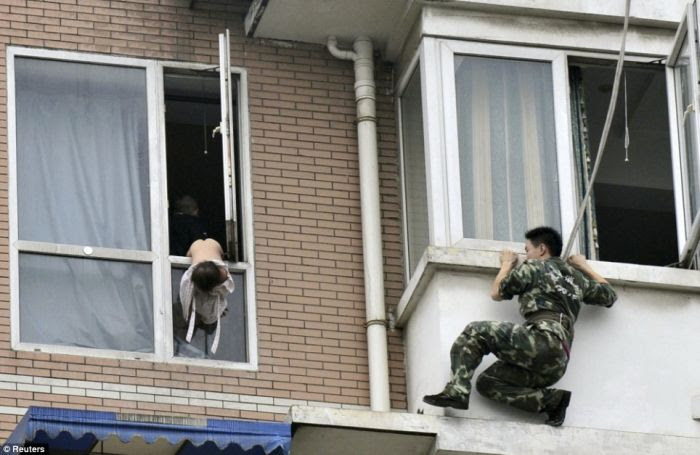 Brave police officer saves a child (7 pics)