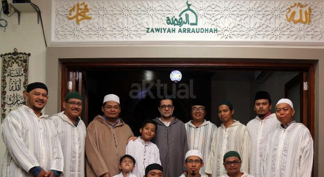 Maulana Syekh Abdul Mun'im bin Abdul Aziz bin Al Ghumari foto bersama keluarga Zawiyah Arraudhah, Jalan Tebet Barat VIII, No 50, Jakarta Selatan, Selasa (15/5/2017). AKTUAL/Tino Oktaviano