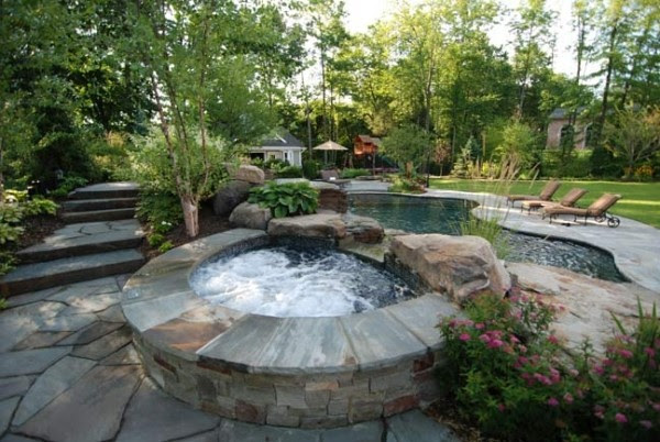 Portable hot tub in the garden, swimming pool or spa?