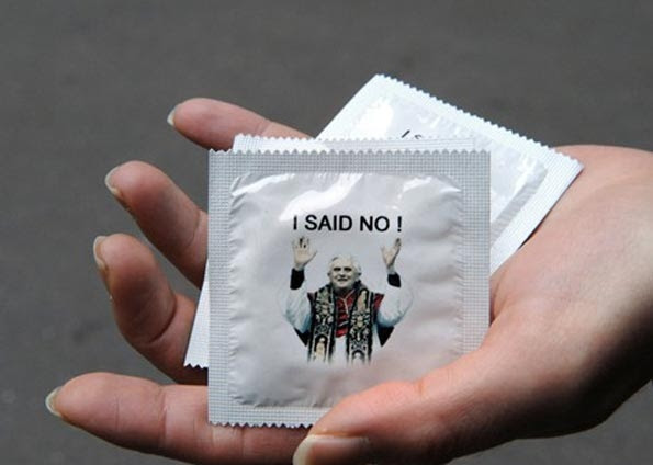 http://surtocoletivo.files.wordpress.com/2009/06/preservativo-papal.jpg