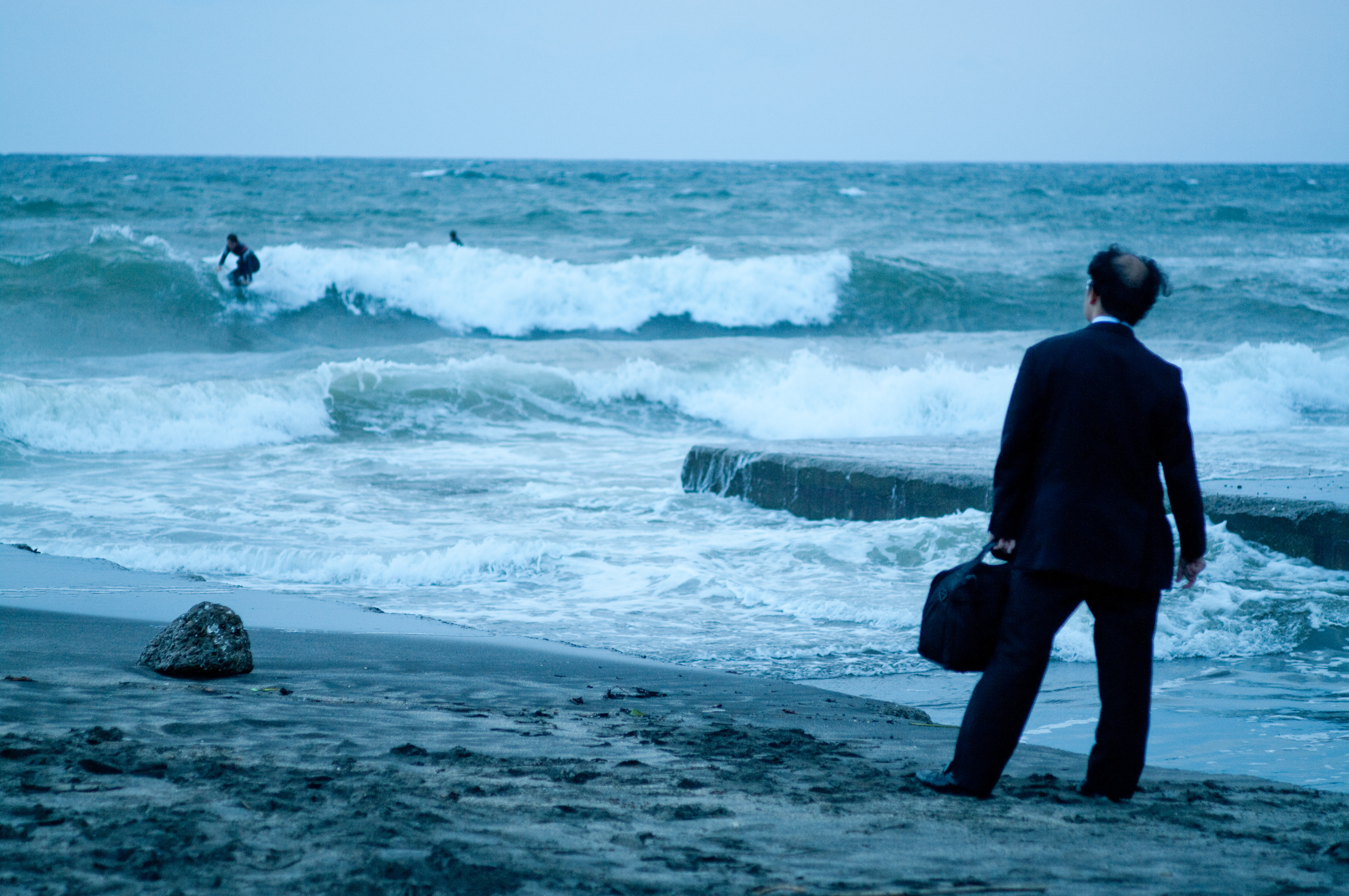 フリー画像 人物写真 一般ポートレイト ビジネスマン 後ろ姿 サーフィン サーファー ビーチ 海辺 日本人 フリー素材 画像素材なら 無料 フリー 写真素材のフリーフォト