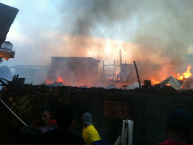 Incêndio destruiu casas no bairro São Francisco, na Zona Sul de Manaus, na tarde desta sexta-feira (Foto: Eudógio Gonçalves/Ráadio Amazonas FM)