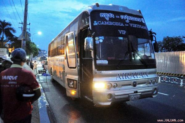  Chiếc xe khách biển số Campuchia tại hiện trường