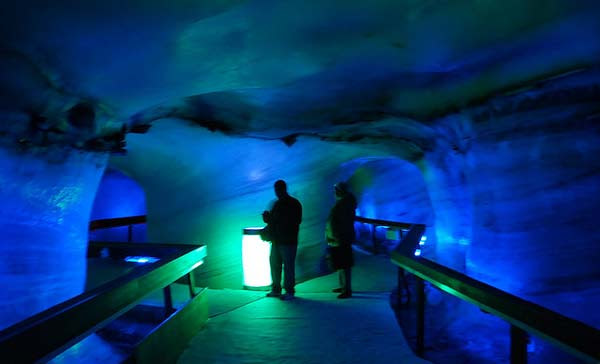 perierga.gr - Πολύχρωμο σπήλαιο στην... καρδιά ενός παγετώνα!
