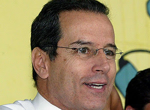 Ex-senador Luiz Estevão assiste treino do Brasiliense