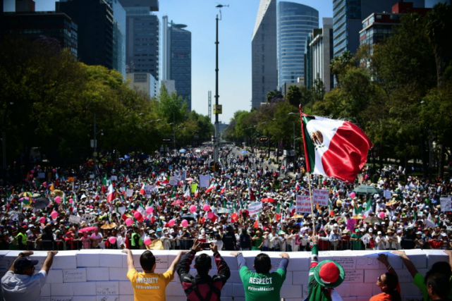 En pleine crise diplomatique entre Mexico et Washington, des milliers de... (Photo AFP)