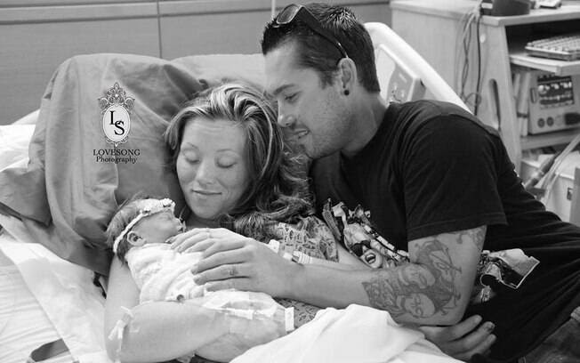 O casal americano Richard e Emily Staley decidiu homenagear a filha Monroe, que nasceu morta, com sessão de fotos 