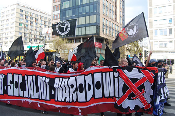 Baner "Wolni, socjalni, narodowi" na manifestacji 1 Maja w Warszawie