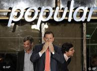 Mariano Rajoy en el balcón de la sede popular, durante la noche electoral.
