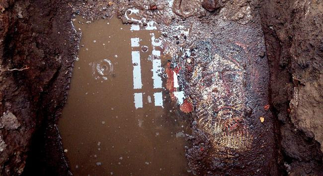 İnsan yüzü figürlü mozaik bulundu