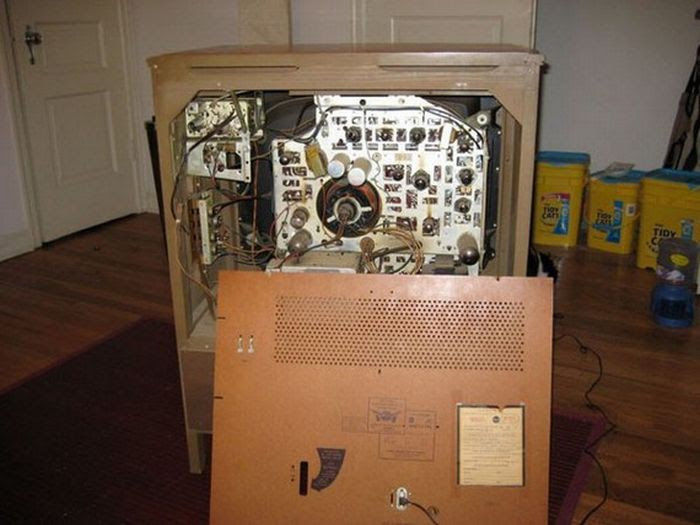 A Fish Tank Made Out of Old TV (18 pics)