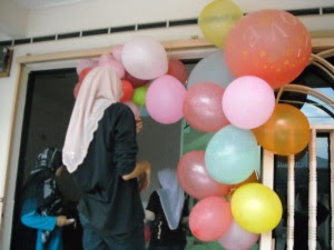 Akma berusaha keras mencantikkan rumah, hehe