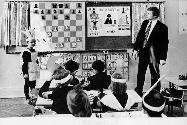 Πρωτοποριακό για την εποχή του το μάθημα σκακιού σε μαθητές του δημοτικού