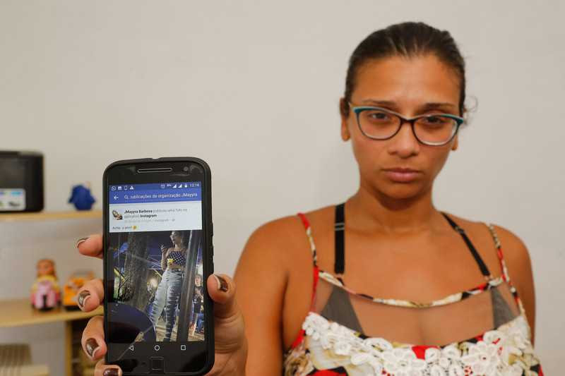 A auxiliar administrativa pediu para a jovem retirar a foto da rede social, mas não foi atendida