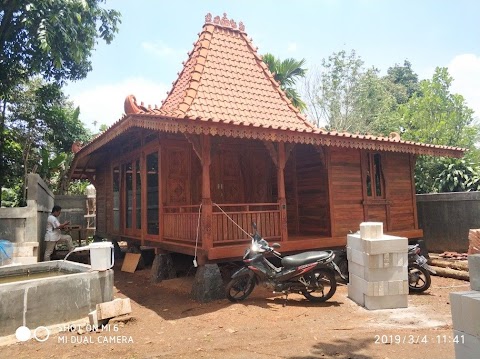 rumah kayu kecil di desa