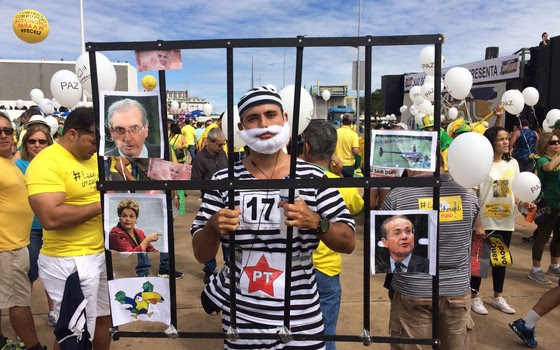 Manifestação do dia 13 de março em Brasília. Manifestante vestido de Lula (Foto: ÉPOCA)