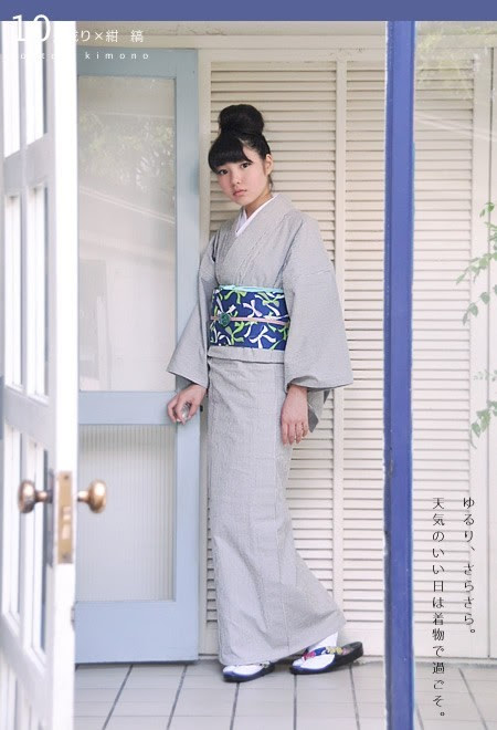 
Royal blue and light grey is a color combination that keeps coming up over and over in kimono coordinations. Light green as a point color is a unique addition. Often you see light pink or yellow with blue and grey, but the lack of warm colors in this set makes it cooling and soft.