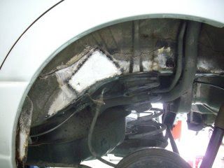 こんなに腐れていては車検が取れませんよ と言われても困ってしまいますが 防錆処理をする前に腐蝕が大きくなった場合でも修理可能です 大型ｓｕｖ トラックフレームは不可 最近車の寿命が13 14年以上と延びたせいか 車体の腐食で車検を取れない