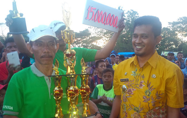 Kesebelasan Bina Putra Juarai Turnamen Sepakbola Bupati Cup I 