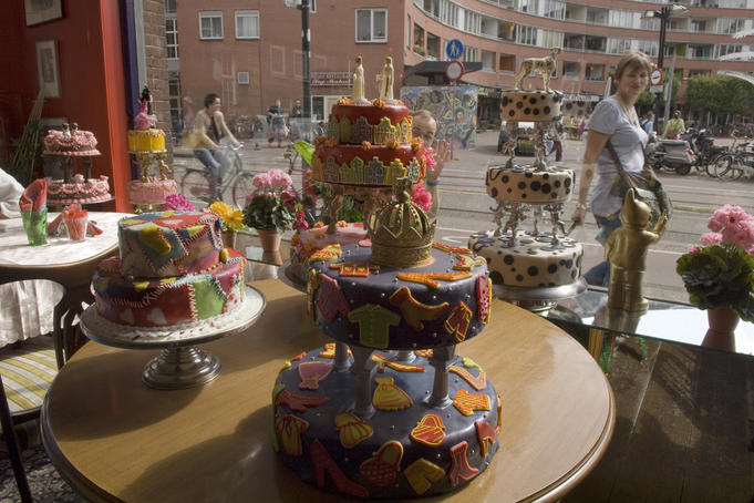 Cakes on display in De Taart van m'n Tante, caf