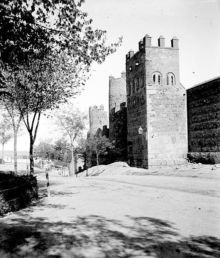 Torres de la Reina entre el 24 y el 26 de septiembre de 1899. Fotografía de Petit. Société Française d'Archéologie et Ministère de la Culture (France), Médiathèque de l'architecture et du patrimoine (archives photographiques) diffusion RMN