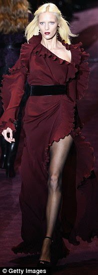  Um modelo anda a pista no show Gucci