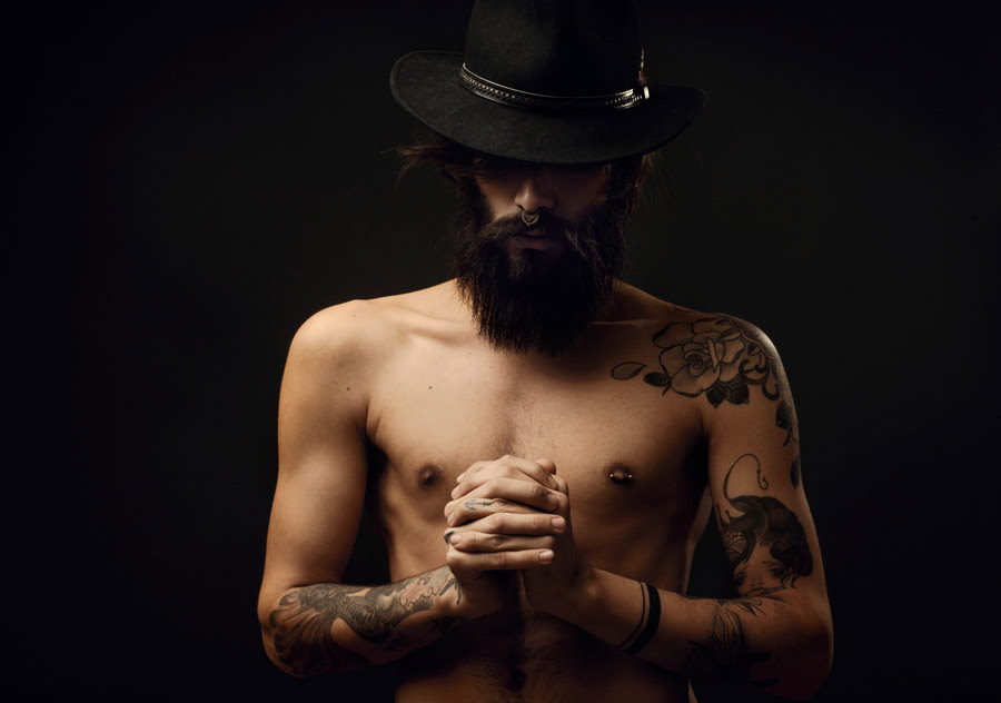 フリー写真 手を組んで祈りを捧げる刺青の男性でアハ体験 Gahag 著作権フリー写真 イラスト素材集