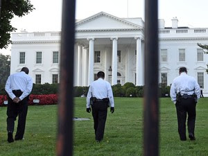 Agentes do Serviço Secreto fazem ronda no jardim da Casa Branca, em Washington, na tarde de 20 de setembro, após a invasão de Omar Gonzalez (Foto: AP Photo/Susan Walsh )
