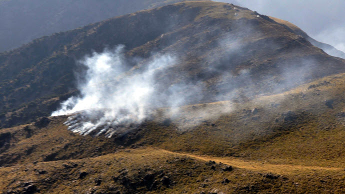 A fumaça se elevava, aparentemente depois de uma transfronteiriça ataque aéreo da OTAN em postos de fronteira paquistaneses em uma montanha no distrito tribal de Mohmand, em 26 de novembro de 2011. (AFP Photo / ISPR) 