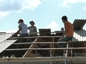 Moradores iniciaram trabalhos de restauração de casas em Lages (Foto: Reprodução RBS TV)