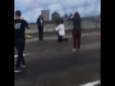 Pria Ini Melamar Kekasihnya Di Tengah Jalan Tol