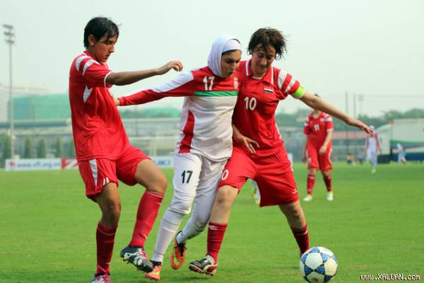 Đội tuyển nữ Syrian (đỏ) đã để lại nhiều hình ảnh đẹp tại giải lần này