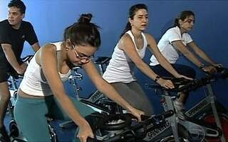 Em apenas 45 minutos de aula é possível queimar
cerca de 600 calorias (Em apenas 45 minutos de aula é possível queimar
cerca de 600 calorias (Em apenas 45 minutos de aula, é possível queimar
cerca de 600 calorias (editar título)))