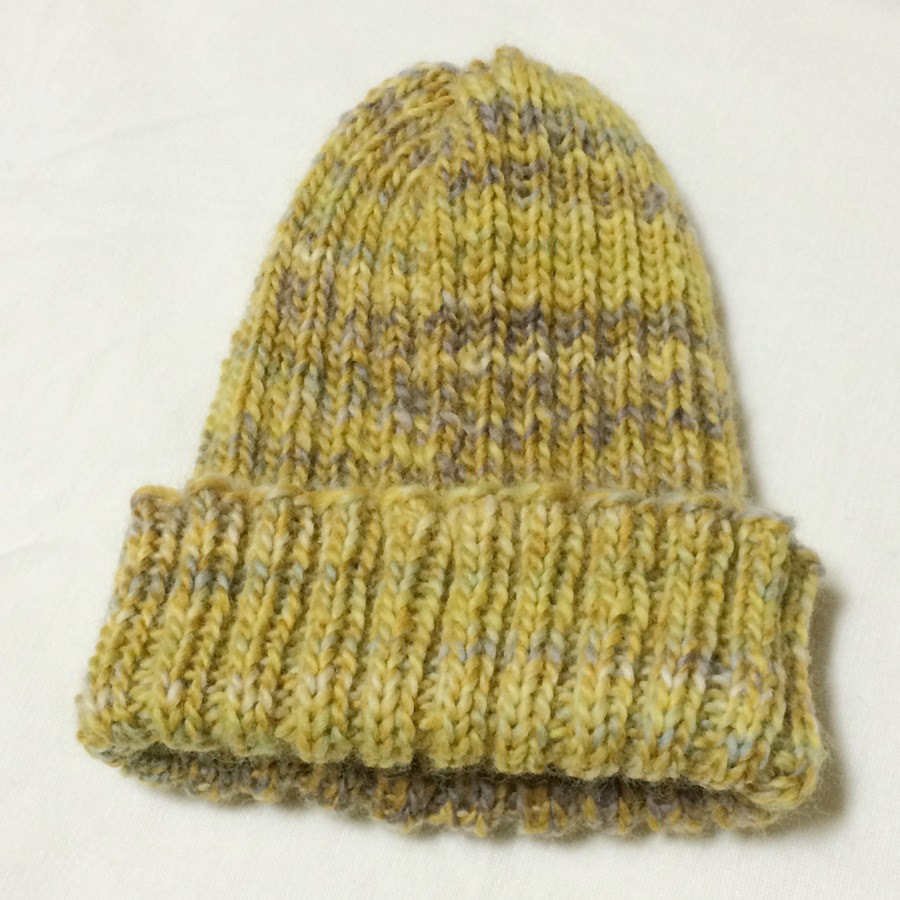 簡単な二目ゴム編みの手編みの帽子 輪針で編んだ毛糸の手作りニット帽 ここあみ