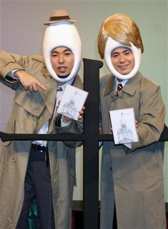 時間も費用も 武勇伝 級 オリラジ初のコントｄｖｄ オリラジが初コントｄｖｄ ｄｖｄを手にするオリラジ 自作アニメに登場するおこめ刑事と新米刑事に扮してｄｖｄをｐｒするオリエンタルラジオの中田敦彦 左 と藤森慎吾 東京 渋谷 四国新聞社