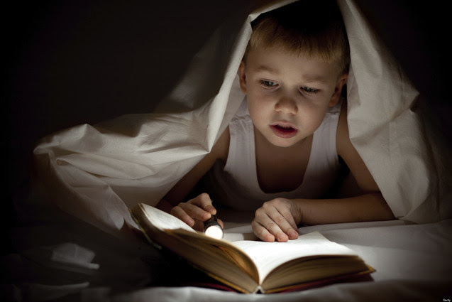 хлопчик читає книгу