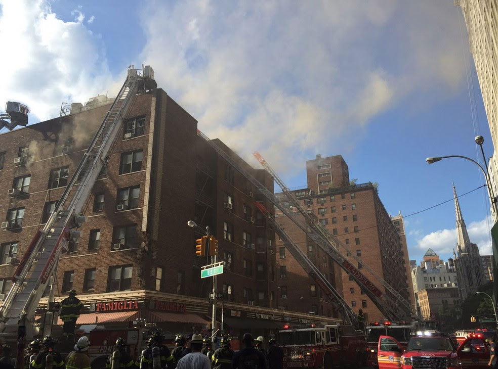 Fogo atinge prédio em Nova York nesta quarta-feira (28) (Foto: Reprodução/ Twitter/ FDNY)