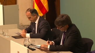 Puigdemont i Turull signant el Pacte per a la Reforma Horària