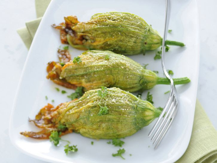 Fiori di zucca gratinati: la ricetta light e le varianti ...