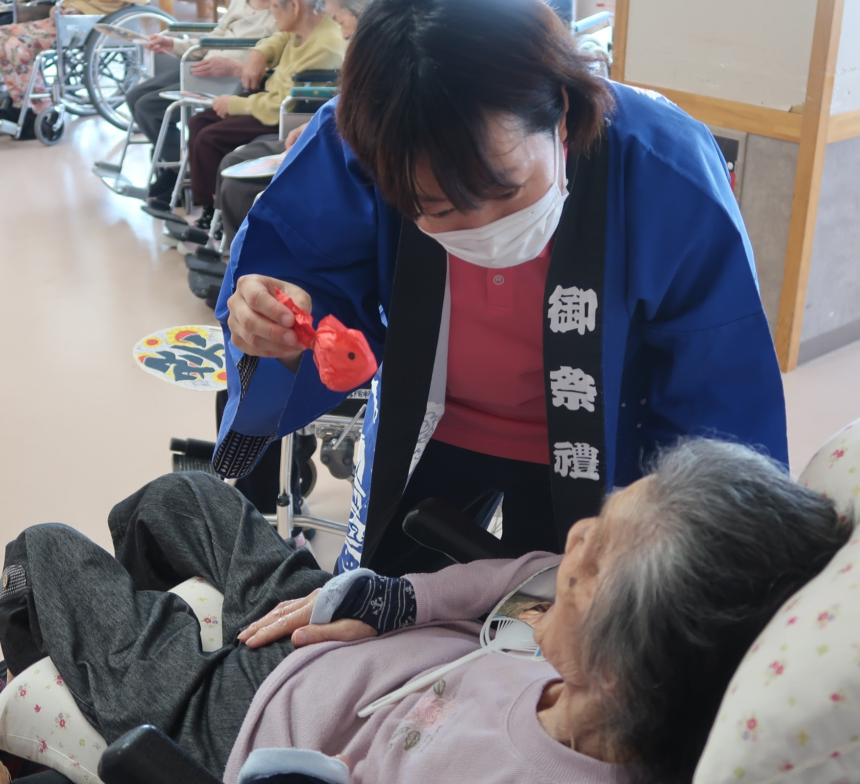 ケアコートひまわり3f入所棟 金魚すくいで大盛り上がり 夏まつりレク開催しました 道東勤医協 介護事業の取り組み