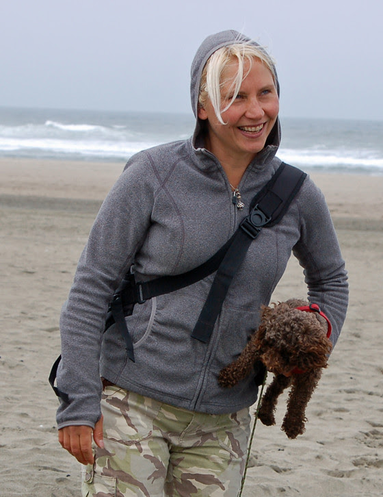 6blonde-woman-with-handheld.jpg